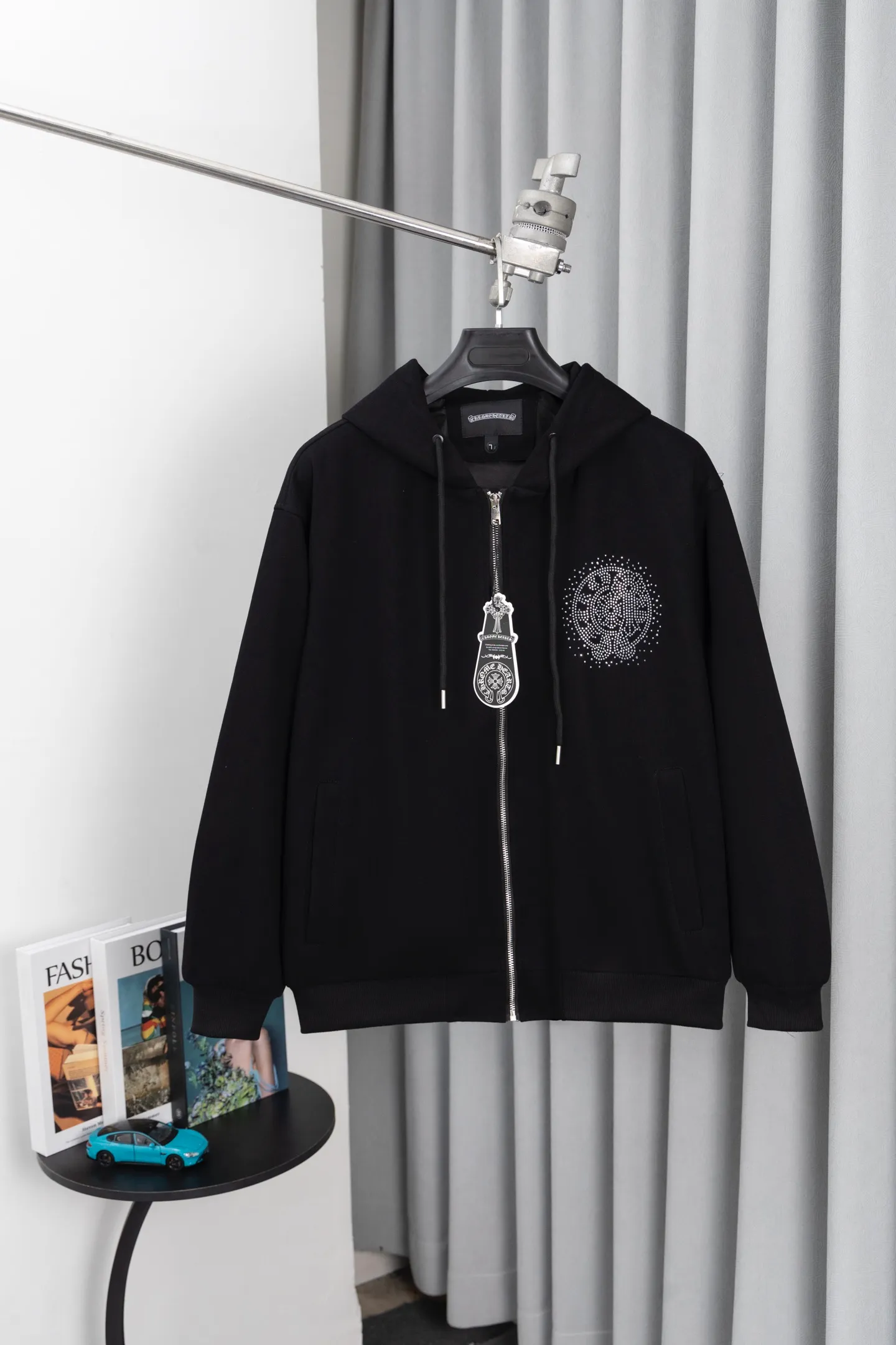 P320 Style No.: S019 𝗖𝗵𝗿𝗼𝗺𝗲 𝗛𝗲𝗮𝗿𝘁𝘀/Cro Heart 2025 Washable Watercolor Diamond Stickers Autumn and Winter New Original Single Counter American Laser Diamond Stickers 3D Three-dimensional Color Embroidery Couple Casual Cardigan Sweatshirt 👑The highest version! Customized fabric 480g tripe terry fabric! American acid-washed and distressed original fabric, laser-burned pattern ✟Colored diamond hardware stickers, exquisite embroidery of letters! The best-selling model in the counter, very comfortable to wear. Accessories: original molded and authenticated collar label➕100% silk wash label. Genuine purchase-grade original hangtag➕matching hanging rope➕3D hanging beads➕original packaging bag. Craftsmanship: The original version has consistent wiring! The highest version of the armhole matching technique! Color: Black Size: S M L XL